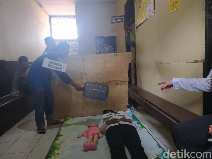 Polres Kendari menggelar rekonstruksi pembunuhan wanita hamil oleh sepupu (Sitti Harlina/detikcom)