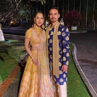 Saat menghadiri pernikahan putra Raam Punjabi di Bali tahun lalu, pasangan yang jauh dari terpaan gosip ini menjelma sebagai pasangan India yang stylish. (Foto: Instagram/@ashrafsinclair)