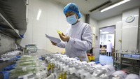 Wabah virus corona juga diketahui telah menginfeksi lebih dari 75 ribu orang di wilayah China daratan dan sedikitnya 26 negara lainnya. Meski begitu, otoritas China juga mengumumkan jumlah pasien virus corona yang sembuh di wilayahnya bertambah melampaui 14 ribu orang. Chinatopix via AP.