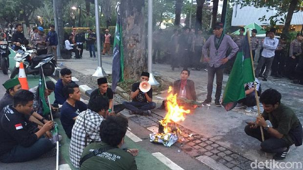 Massa HMI Demo di Balai Kota, Tuntut Transparansi Kinerja TGUPP Anies