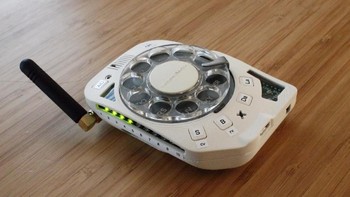 Dia pun menciptakan Rotary Cellphone, alias HP dengan nomor putar seperti telepon rumah tahun 1980-an (Justine Haupt/skysedge)