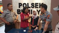 Saat berada di Polsek Bumiayu, Brebes, Sarkum mengenakan kaos merah. Sedangkan Puroh mengenakan kerudung warna krem dan baju hitam setrip merah. Tak ada yang spesial dengan gerak-gerak keduanya.Saat dimintai keterangan, kedua orang ini tampak tenang. Dengan tangan diborgol, mereka menjawab semua pertanyaan yang diberikan polisi.