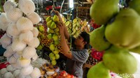 Pedagang buah tengah beraktivitas di Pasar Palmerah, Jakarta Barat, Rabu (19/2/2020).