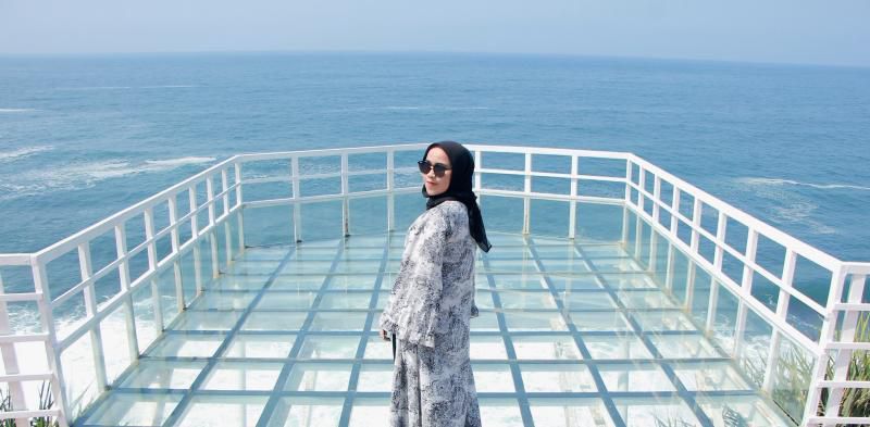 Teras Kaca Pantai Nguluran