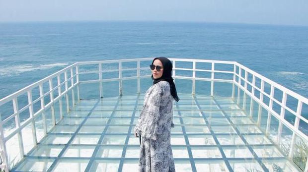 Teras Kaca Pantai Nguluran