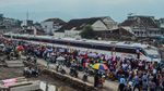Antusias Warga Nonton Uji Coba Reaktivasi Kereta Jalur Cibatu-Garut