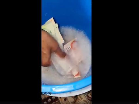 Pria cuci uang pakai air sabun demi cegah virus corona