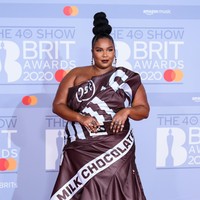 Seperti dikabarkan Today, perempuan bernama asli Melissa Viviane Jefferson itu muncul dalam balutan gaun yang mirip bungkusan cokelat Herseys. Tampak gambar barcode besar menghiasi gaun berwarna coklat itu. (Foto: Gareth Cattermole/Getty Images)