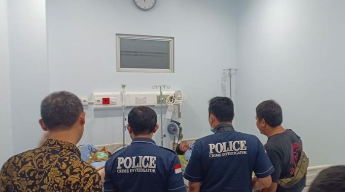 Polisi sambangi karyawan pabrik yang keracunan makanan. (Foto: Dok. Istimewa)