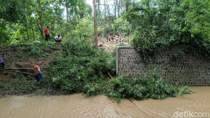 warga gotong royong memperbaiki tanggul pasca jebol secara swadaya