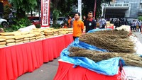 Barang bukti yang akan dimusnahkan digelar di atas meja.