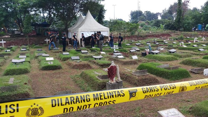 Makam anak perempuan Karen Pooroe alias Karen Idol dan Arya Satria Claproth, Zefania Carania (6), dibongkar pagi ini. Pembongkaran makam dilakukan guna kepentingan autopsi.