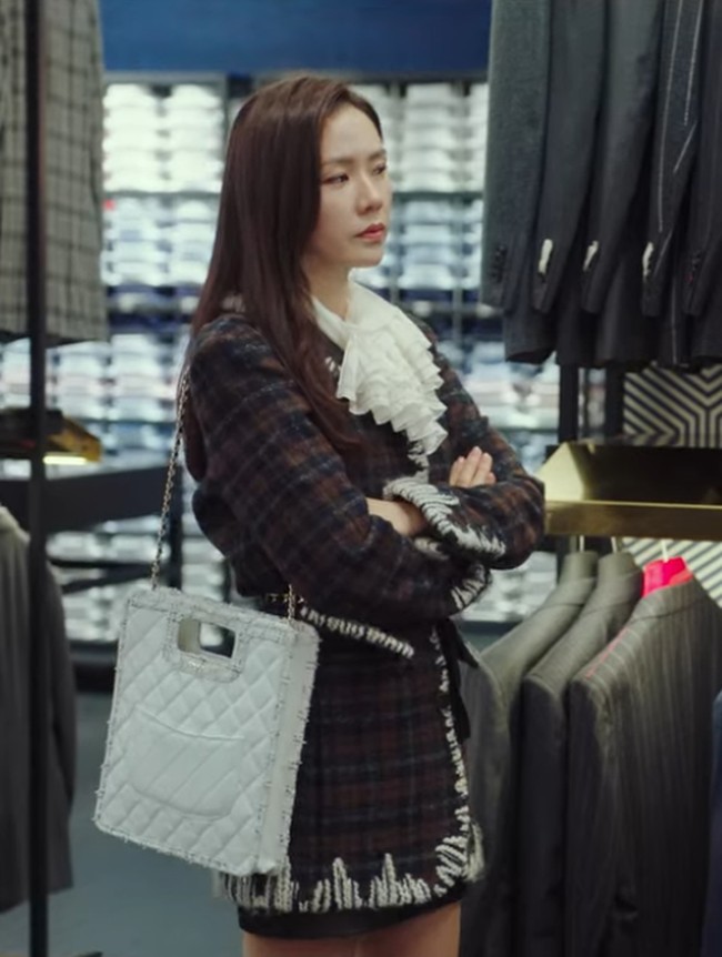 Gaya sophisticated ditunjukkan Yoon Se Ri lewat padanan blazer tartan dan shopping bag putih dari Chanel Shopping Bag. Tas dengan tekstur quilted ini dijual USD 3,200 atau sekitar Rp 44 juta. Foto: Dok. tvN