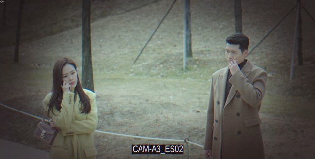 Tampil casual, Yoon Se Ri memakai tas Pink Quilted Miu Confidential Bag dari brand Miu Miu. Tas tali rantai warna blush pink ini dibanderol dengan harga USD 1,576 atau Rp 21,6 juta. Foto: Dok. tvN