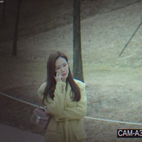 Tampil casual, Yoon Se Ri memakai tas Pink Quilted Miu Confidential Bag dari brand Miu Miu. Tas tali rantai warna blush pink ini dibanderol dengan harga USD 1,576 atau Rp 21,6 juta. Foto: Dok. tvN