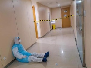 Lelah Tangani Pasien Virus Corona 20 Jam Nonstop, Dokter Tidur Bersandar di Dinding RS