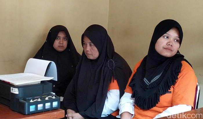 Ibu-Anak Curi Perhiasan Emas Majikan di Garut Seorang ibu dan dua orang putrinya mencuri puluhan perhiasan di rumah majikannya di Garut, Jabar. Mereka pun terancam dipidana 7 tahun penjara.