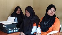Seorang ibu berinisial EN (49) bersama dua orang putrinya inisial KK (24) dan IK (21) ditangkap polisi akibat mencuri puluhan perhiasan emas di rumah majikannya.