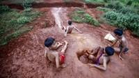 Minimnya lahan untuk bermain di Kabupaten Bogor membuat anak-anak memanfaatkan tempat yang bukan semestinya untuk bermain. Walupun begitu, sejumlah anak-anak ini tetap semringah.
