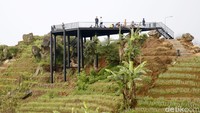 Ada lagi spot foto menarik di Lawang Saketeng, mirip sebuah panggung raksasa di atas yang sangat Instagramable.