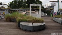 Saat ini sejumlah tempat di proyek Teras Cihampelas ditumbuhi rumput liar.