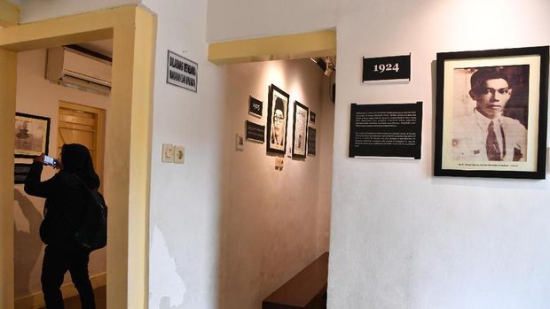 MUSEUM WR SUPRATMAN Pengunjung mengambil gambar pakaian milik WR Supratman yang dipajang di Museum WR Supratman di Surabaya, Jawa Timur, Rabu (19/2/2020). Bekas rumah tinggal WR Supratman selama di Surabaya yang dijadikan museum tersebut diharapkan dapat menjadi salah satu tempat rujukan untuk mengenal sosok pencipta lagu Indonesia Raya. ANTARA FOTO/Zabur Karuru/wsj.