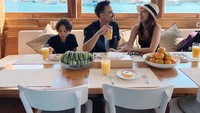  Begini keseruan Noah saat sarapan bersama kedua orangtuanya dengan pemandangan laut lepas yang indah. Foto: Instagram @bclsinclair