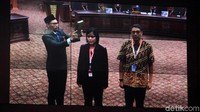 Keduanya diambil sumpahnya sebelum bersaksi sebagai ahli dalam sidang uji formil UU KPK.