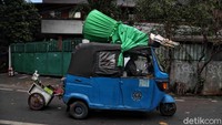 Tuntutan ekonomi membuat para pengamen ini rela berkeliling kota untuk mencari rezeki.