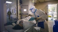 Secara total, menurut laporan terbaru Komisi Nasional Kesehatan China (NHC), sudah 2.004 meninggal dunia akibat virus corona di wilayah China daratan. Chinatopix via AP.