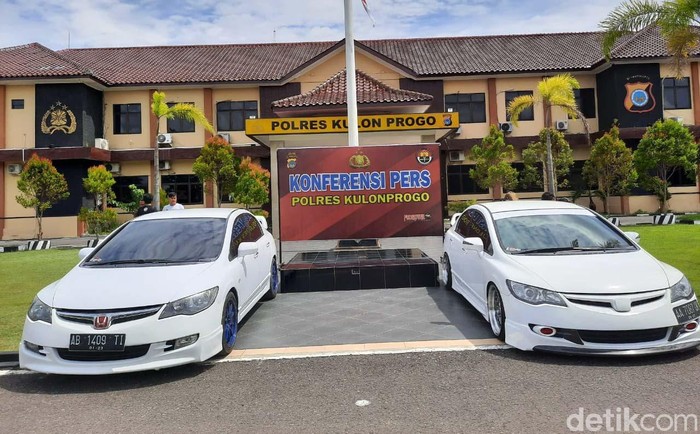 Polisi mengamankan mobil yang ada di video balapan mobil di underpass Yogyakarta International Airport (YIA), Kulon Progo. Polisi juga memeriksa 3 orang terkait kasus ini.