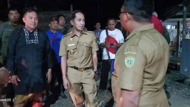 Bupati Penajam Paser Utara  Abdul Gafur Mas'ud saat meninjau lokasi banjir di Desa Bukit Subur