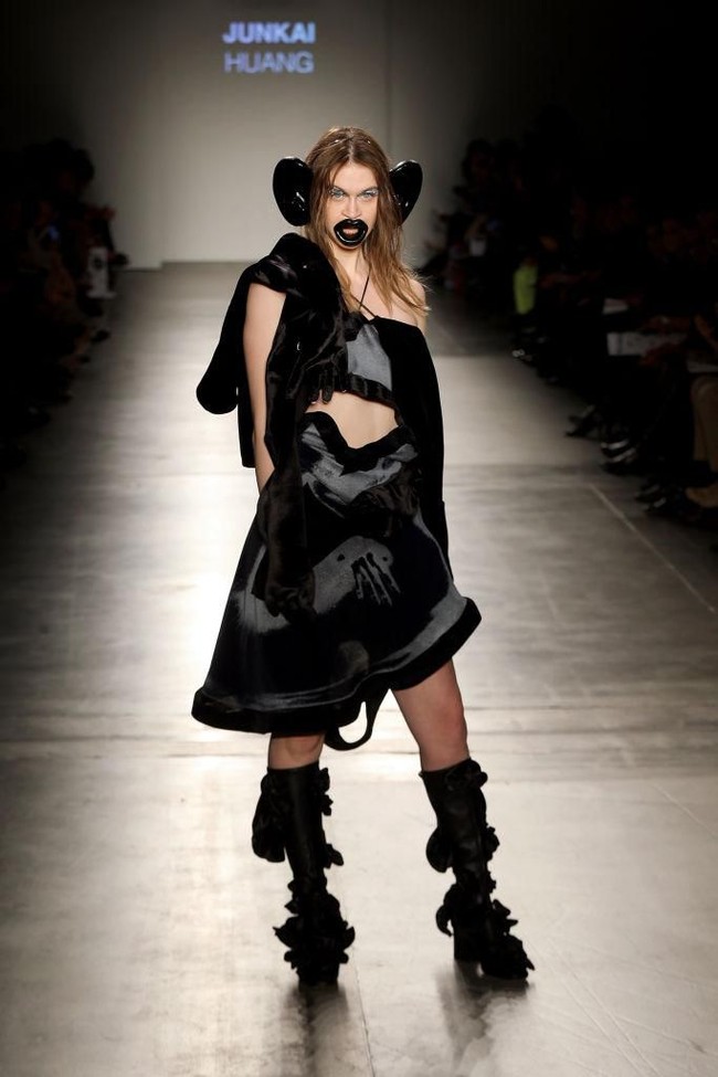 Menurut unggahannya, konsep di balik fashion show tersebut adalah meng-highlight fitur tubuh jelek. Tampaknya Junkai tidak sadar bahwa fashion show-nya itu akan menuai kontroversi. Foto: dok. Getty Images