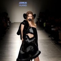 Menurut unggahannya, konsep di balik fashion show tersebut adalah meng-highlight fitur tubuh jelek. Tampaknya Junkai tidak sadar bahwa fashion show-nya itu akan menuai kontroversi. Foto: dok. Getty Images
