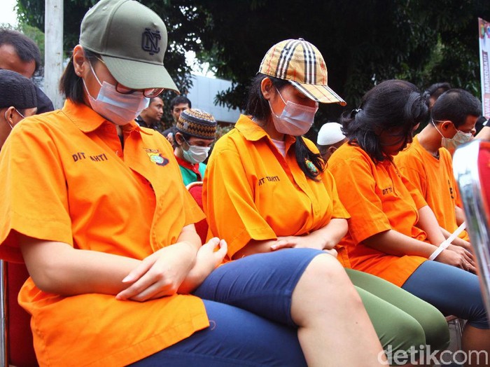 Lucinta Luna dan sejumlah tersangka lainnya dihadirkan saat pemusnahan narkoba di Polda Metro Jaya. Dia tampak memakai topi dan tertunduk lesu.