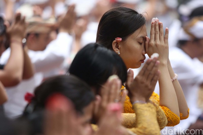 Khidmat, Begini Suasana Galungan di Pura Aditya Jaya Ratusan umat Hindu merayakan Galungan di Pura Aditya Jaya, Rawamangun, Jakarta, Rabu (19/2/2020). Begini momennya.