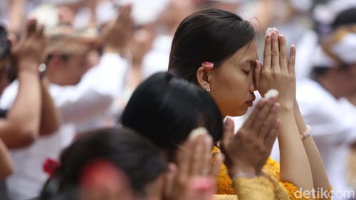 Ratusan umat Hindu merayakan Galungan di Pura Aditya Jaya, Rawamangun, Jakarta, Rabu (19/2/2020). Begini momennya.