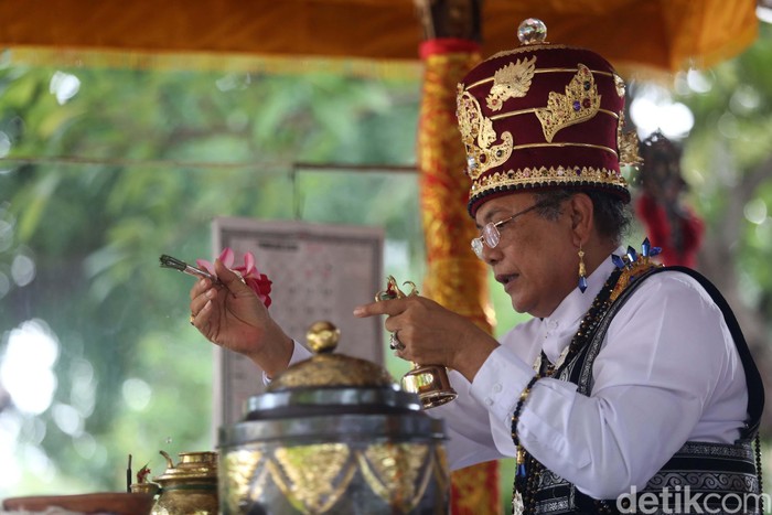 Ratusan umat Hindu merayakan Galungan di Pura Aditya Jaya, Rawamangun, Jakarta, Rabu (19/2/2020). Begini momennya.
