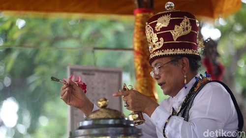 Ratusan umat Hindu merayakan Galungan di Pura Aditya Jaya, Rawamangun, Jakarta, Rabu (19/2/2020). Begini momennya.