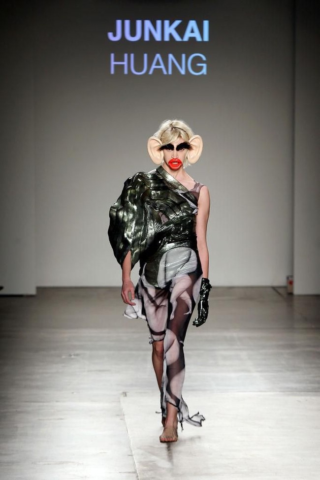 Fashion show tersebut digelar oleh Fashion Institute of Technology di Manhattan.  Aksesori bibir tebal dan telinga besar didesain oleh Junkai Huang yang merupakan lulusan sekolah fashion tersebut. Foto: dok. Getty Images