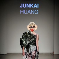 Fashion show tersebut digelar oleh Fashion Institute of Technology di Manhattan.  Aksesori bibir tebal dan telinga besar didesain oleh Junkai Huang yang merupakan lulusan sekolah fashion tersebut. Foto: dok. Getty Images