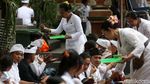 Khidmat, Begini Suasana Galungan di Pura Aditya Jaya