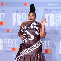Lizzo selalu punya cara unik untuk mengampanyekan cara pandang positif pada tubuh, tapi cuma lewat lagu tapi juga gaya. Alih-alih memakai busana yang menyamarkan bentuk tubuhnya yang besar, penyanyi asal Amerika Serikat itu menunjukkan rasa percaya dirinya dengan pakaian terbuka dan mengeksplorasi gayanya. Seperti saat dia menghadiri Brit Awards 2020 yang digelar di O2 Arena, London, Inggris, Selasa (18/2/2020). (Foto: Gareth Cattermole/Getty Images)