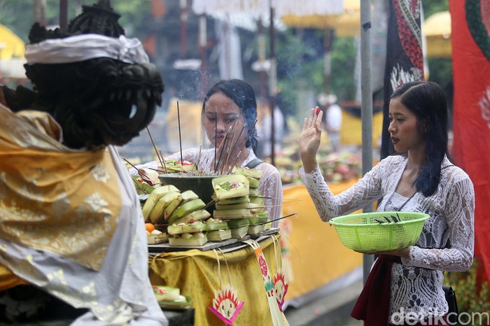 Ratusan umat Hindu merayakan Galungan di Pura Aditya Jaya, Rawamangun, Jakarta, Rabu (19/2/2020). Begini momennya.