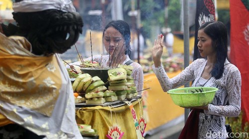 Ratusan umat Hindu merayakan Galungan di Pura Aditya Jaya, Rawamangun, Jakarta, Rabu (19/2/2020). Begini momennya.