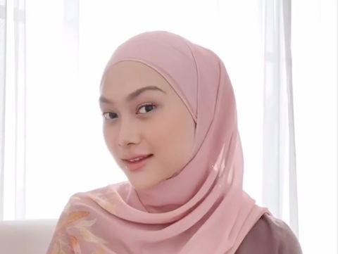 10 Rekomendasi Bahan Hijab yang Cocok untuk Wisuda