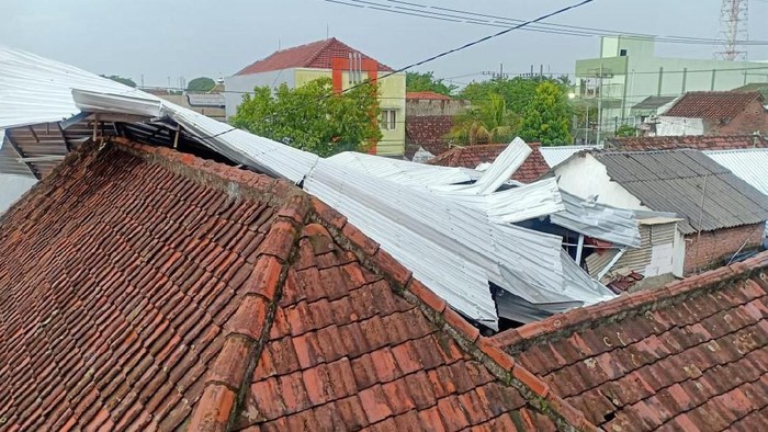 angin kencang di surabaya