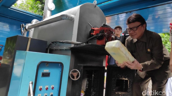 Menpan Tjahjo Kumolo memusnahkan barang bukti narkoba di Polda Metro Jaya/M Alfons