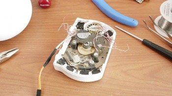 Casingnya dia bikin dengan printer 3D. Buat dia, smartphone dengan aneka fiturnya adalah menyebalkan (Justine Haupt/skysedge)