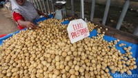 Menanggulangi hal tersebut, para pedagang lebih memilih menjual buah lokal yang sedang musim.